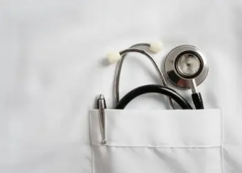 Doctors say they feel pressured to prioritize corporate interests over patients: report